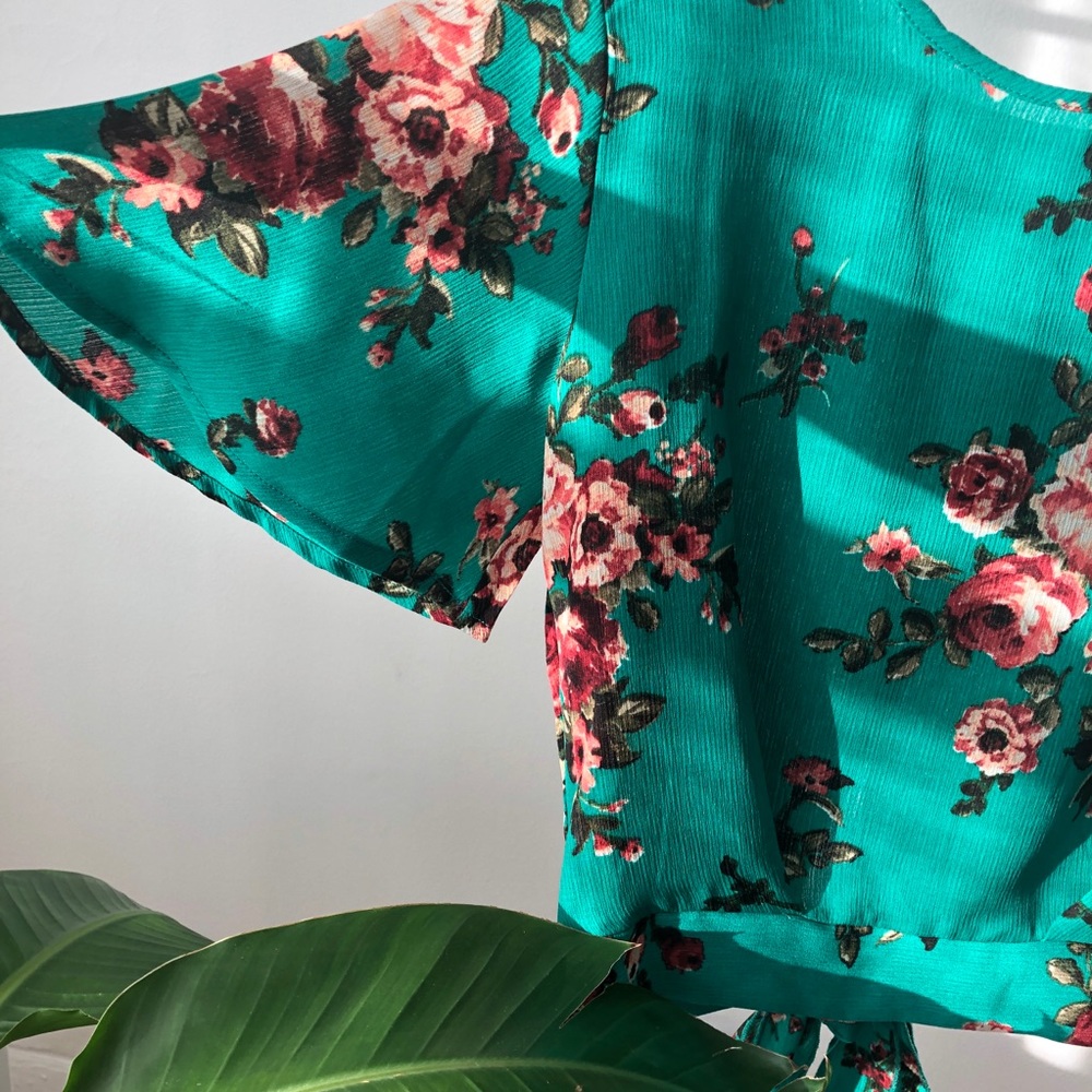 🎉HOST PICK Green Floral Cropped Top Open back tie